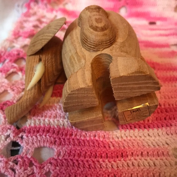 Hand crafted wooden elephant tooth pick holder Papel - Picture 6 of 8